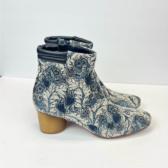 Bernardo Blue Floral Ankle Boots with Gold Heel Size 10M - Picture 1 of 9